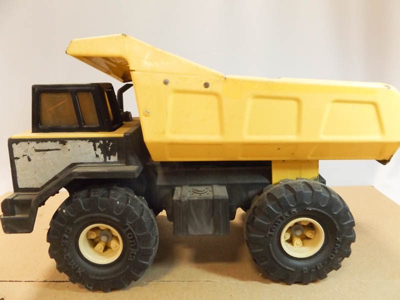 6/22 Diecast Vehicles, Clocks, Metal Vintage, Fishing, Glassware/Dishes, Old Electronics, Mirrors