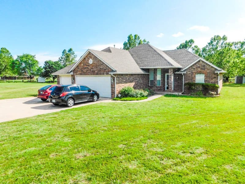 7/8 BEAUTIFUL BRICK HOME & 2.5 ACRES * TUTTLE/BRIDGECREEK OK