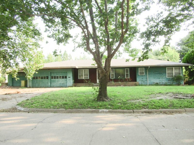 9/15 2918 LONGVIEW DR ENID OK * 1441 SQ.FT. * 3 BED * 2 BATH * 3 CAR GARAGE
