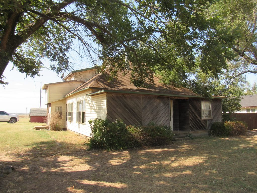 10/22 HOME * 1, 554 ± SQ.FT. * FIXER UPPER * DRUMMOND OK