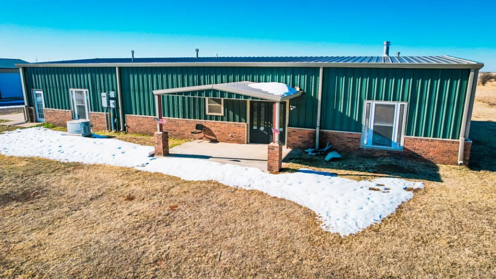 4/8 5± ACRES * HILLSDALE OKLAHOMA * BARNDOMINIUM HOME * METAL SHOP BUILDING