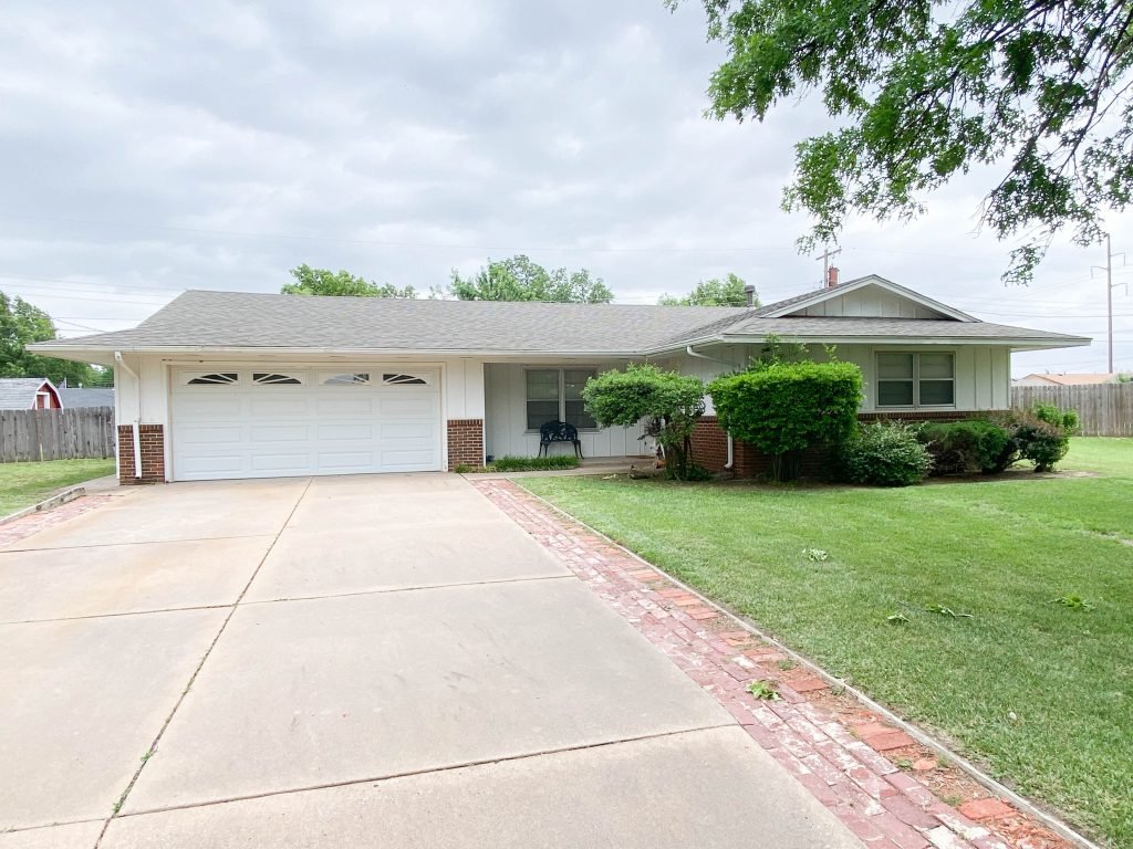8/22 1914 MOHAWK PL ENID OK * 1, 211 SQ.FT. ± * 3 BEDROOMS * 2 BATHROOMS