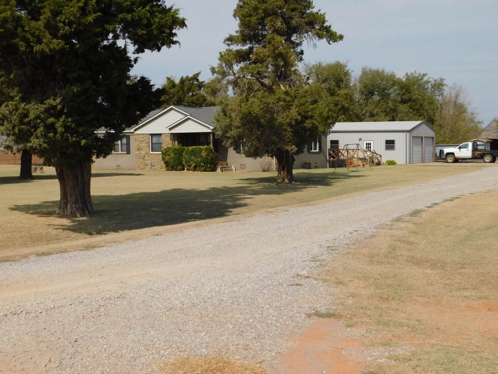 11/9 NICE BRICK HOME & 18 ACRES * CASHION OKLAHOMA * KINGFISHER COUNTY * BARNS CATTLE PENS * GRASS PASTURE * TREES