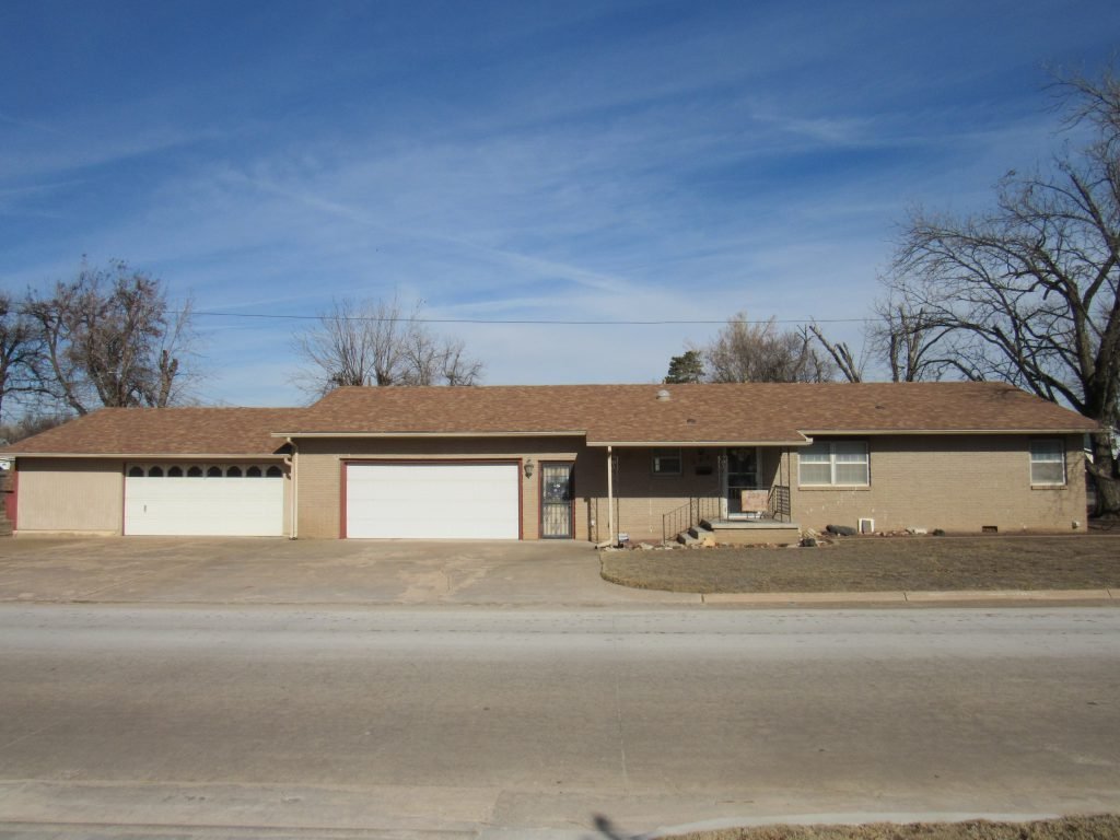 4/6 LARGE LOT * 1, 262 SQ.FT. HOME * 4 – CAR GARAGE * ENID OK