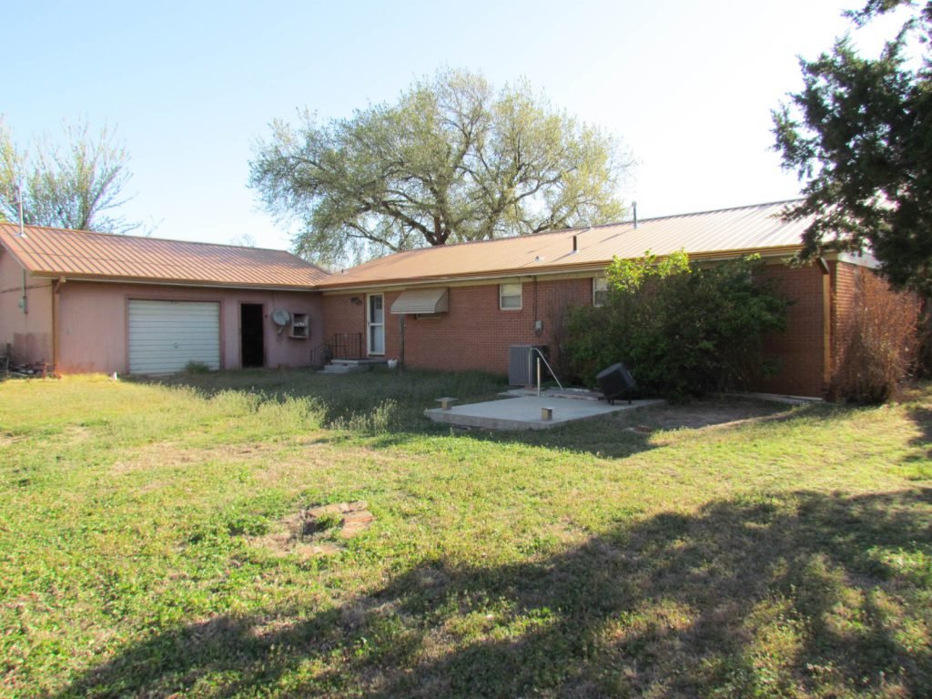 203 N 3rd St Carmen OK