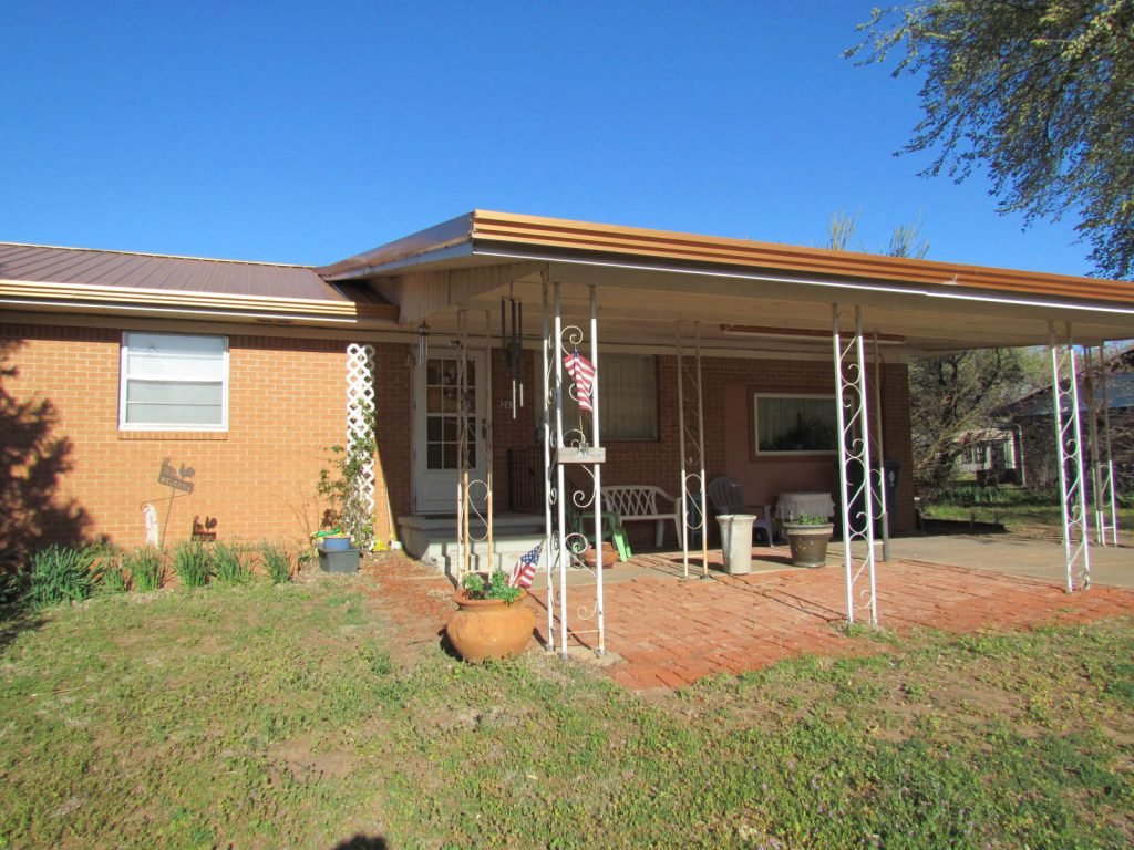 203 N 3rd St Carmen OK