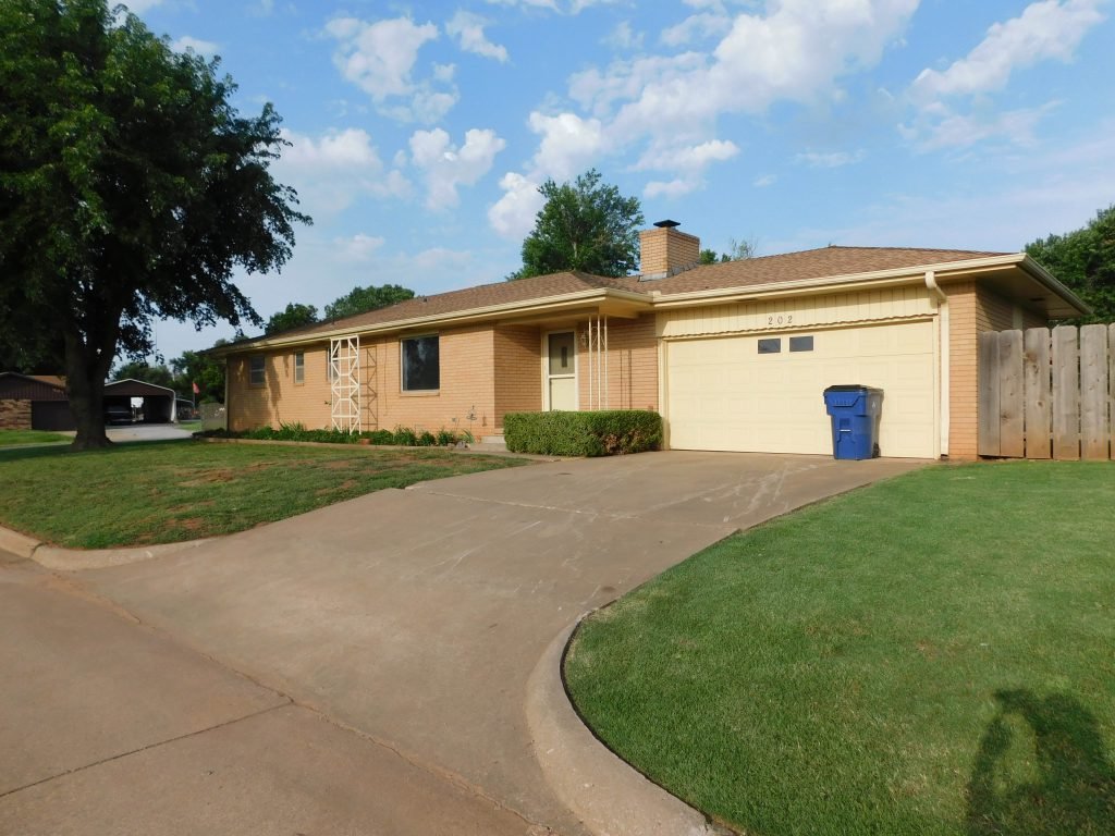 8/31 NICE BRICK HOME * 202 WESTVIEW WAUKOMIS, OKLAHOMA *CORNER LOT * FIREPLACES BEAUTIFUL BACKYARD * NICE STORAGE BUILDING