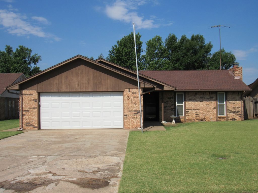 9/26 NICE BRICK HOME * 1, 644 sq.ft. HOME * 7 PINES ADDITION * ENID OKLAHOMA