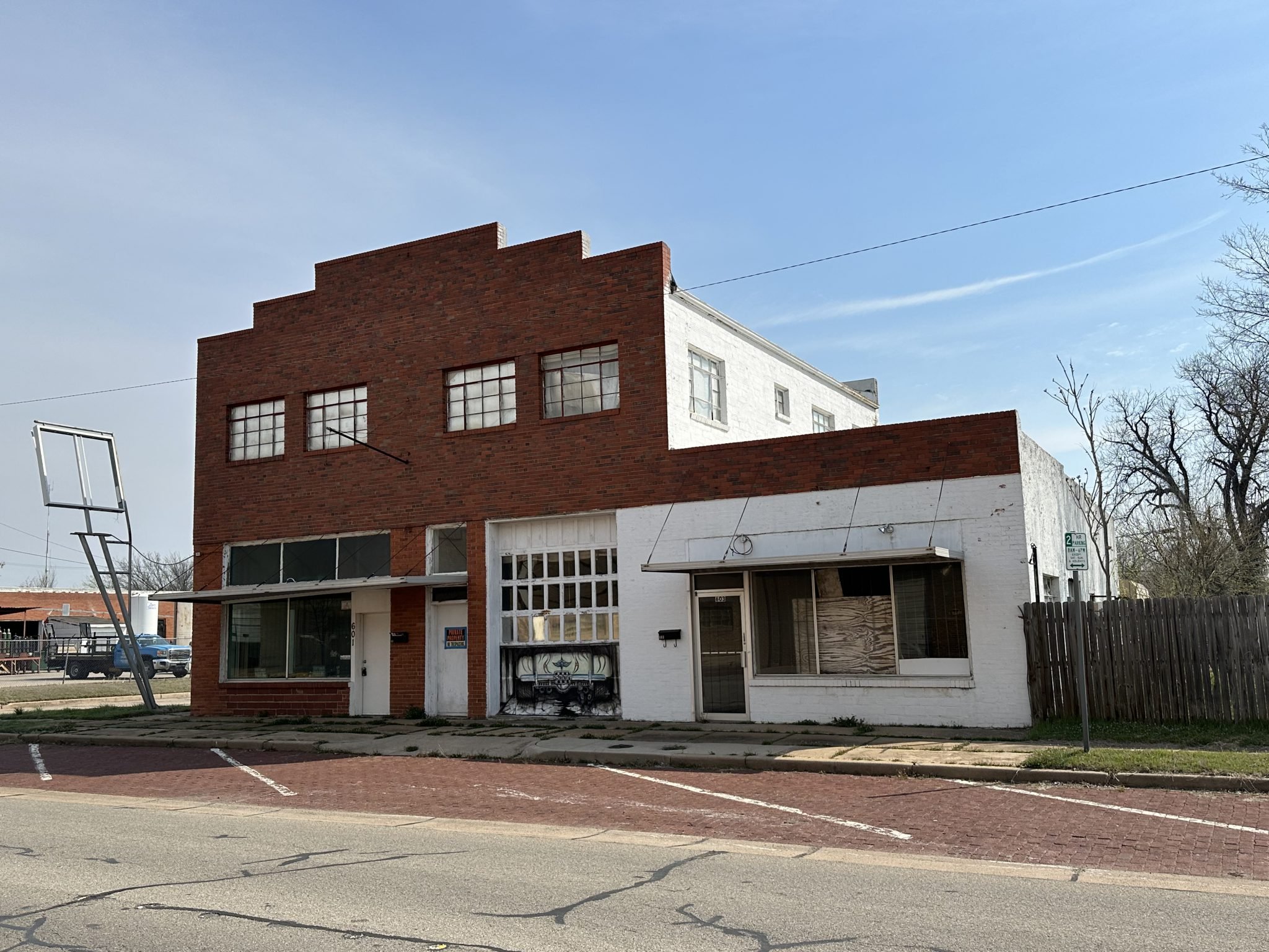 4/25 601 S 1st PONCA CITY OK * COMMERCIAL BUILDING * UPSTAIRS APARTMENT Lathe – CNC Machine – Auto Lift – Milling Machine