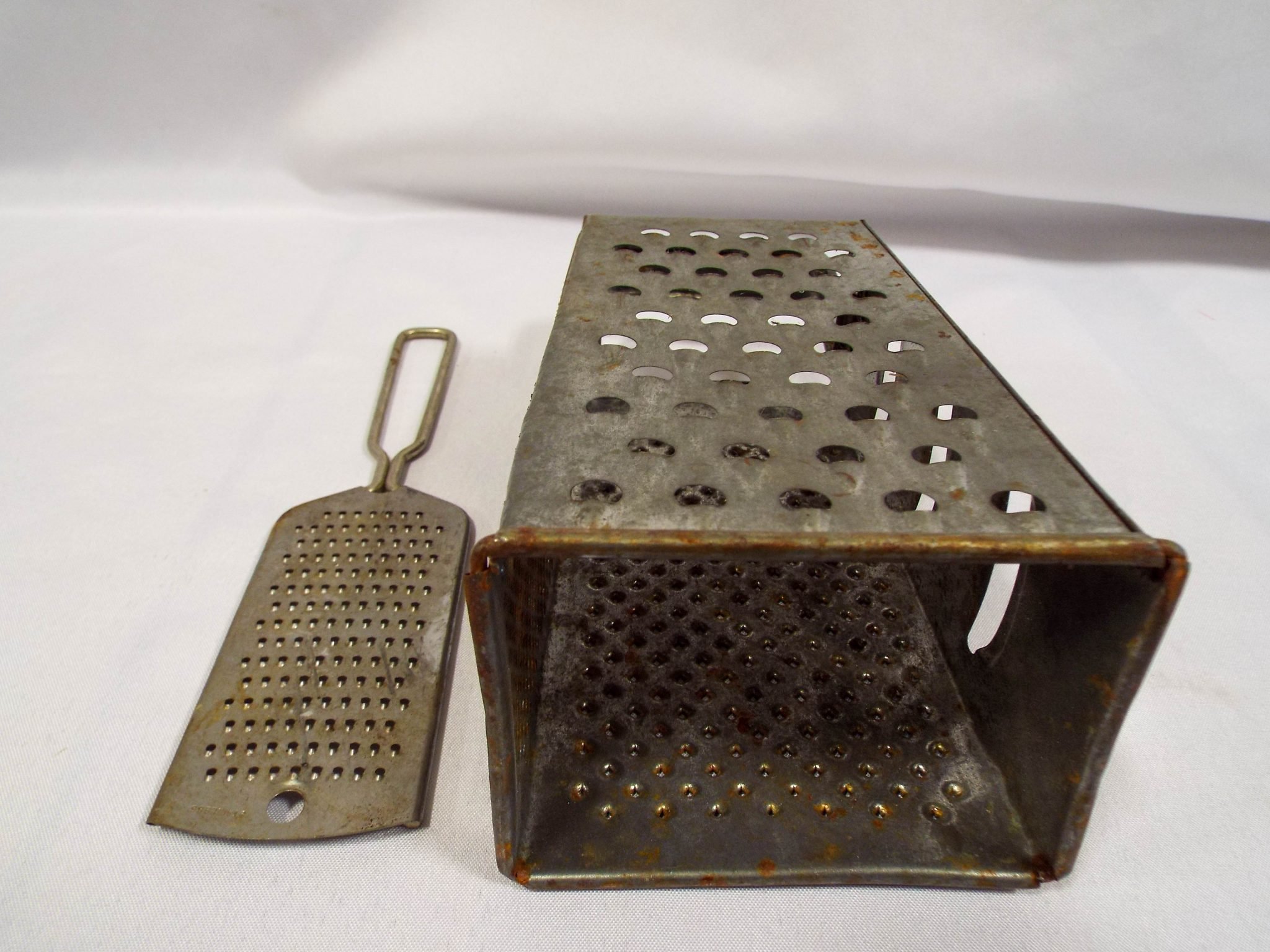 5/15 Purses - Coleman Lanterns - Comics - Pottery - Bottles - Glassware - Playboy - Lunchbox - Diecast
