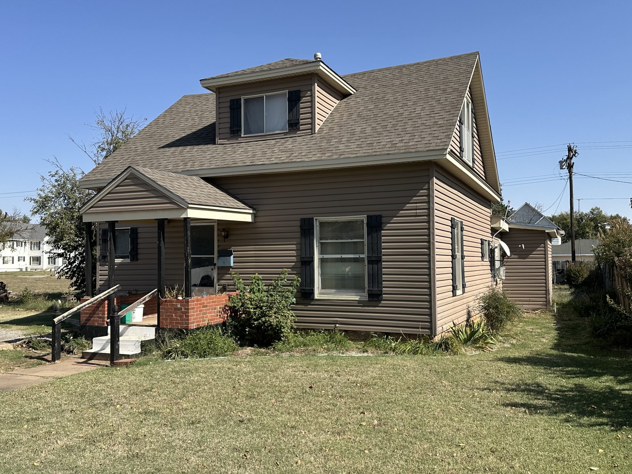 11/12 1, 437± SQ.FT HOME – Lanterns- Lamps – Glassware – Coca-Cola – Carnival – Uranium – Collectibles – Furniture Cherokee OK