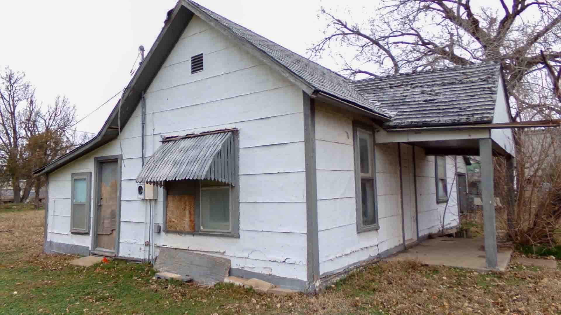 2/10 2 BEDROOM, 1 BATHROOM HOME, LARGE LOT! ENID OK