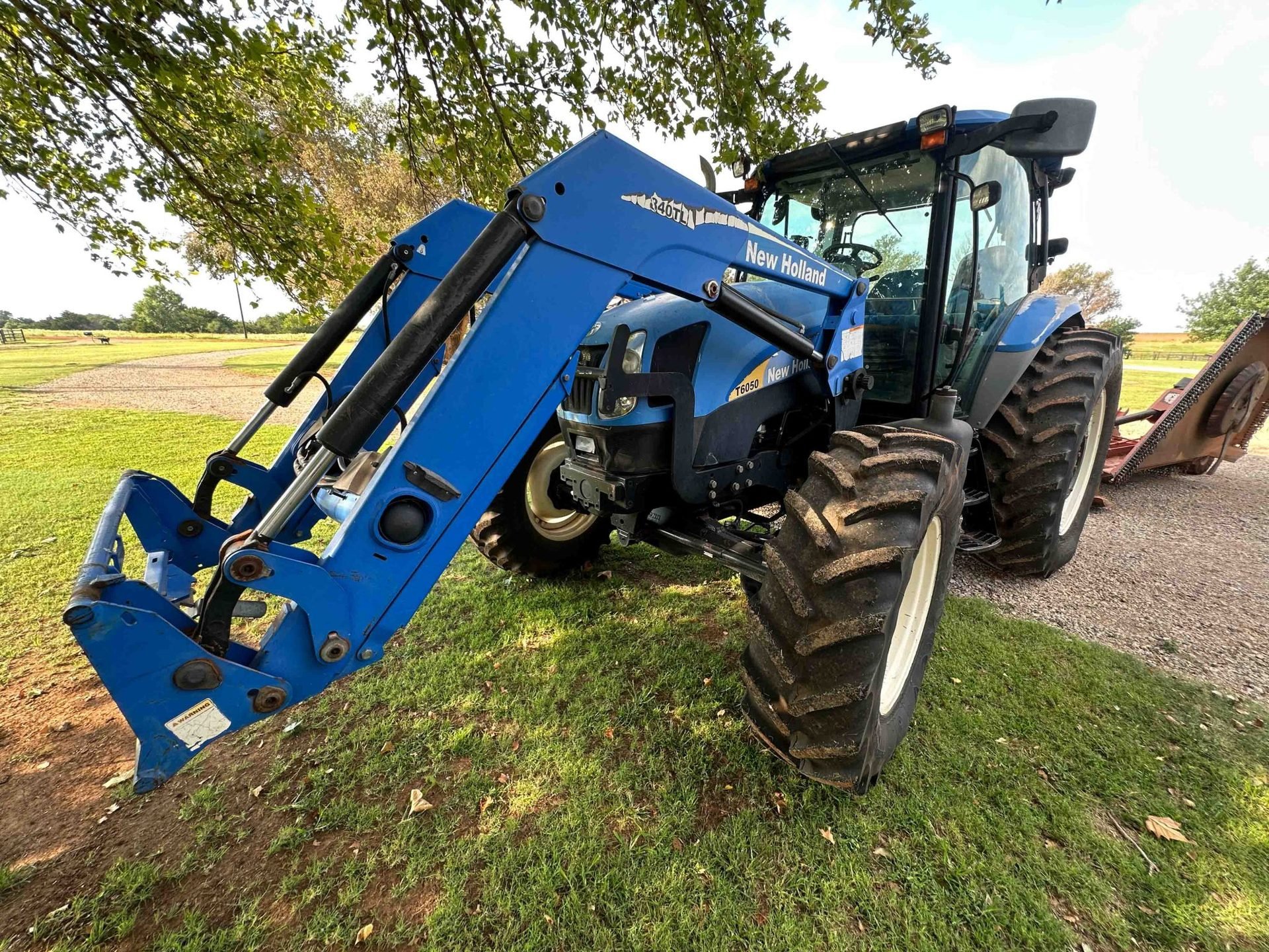 9/14 Several Tractors- Hay Equip – Tillage – 2016 Premier PTX Tritoon Boat – Trucks – Yale Hard Tire Fork Lift – Overhead Bin – Native Hay – Trailers – Cattle Equip - Harvest International Auger - 1998 Man Lift, 120ft Boom
