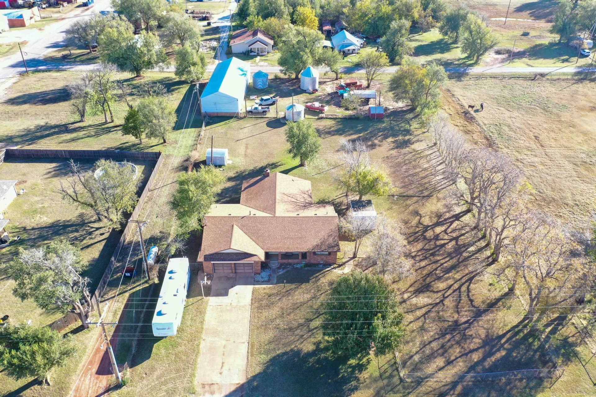 9/16 BRICK HOME * LARGE SHOP * FULL 1-ACRE LOT – LOYAL OK