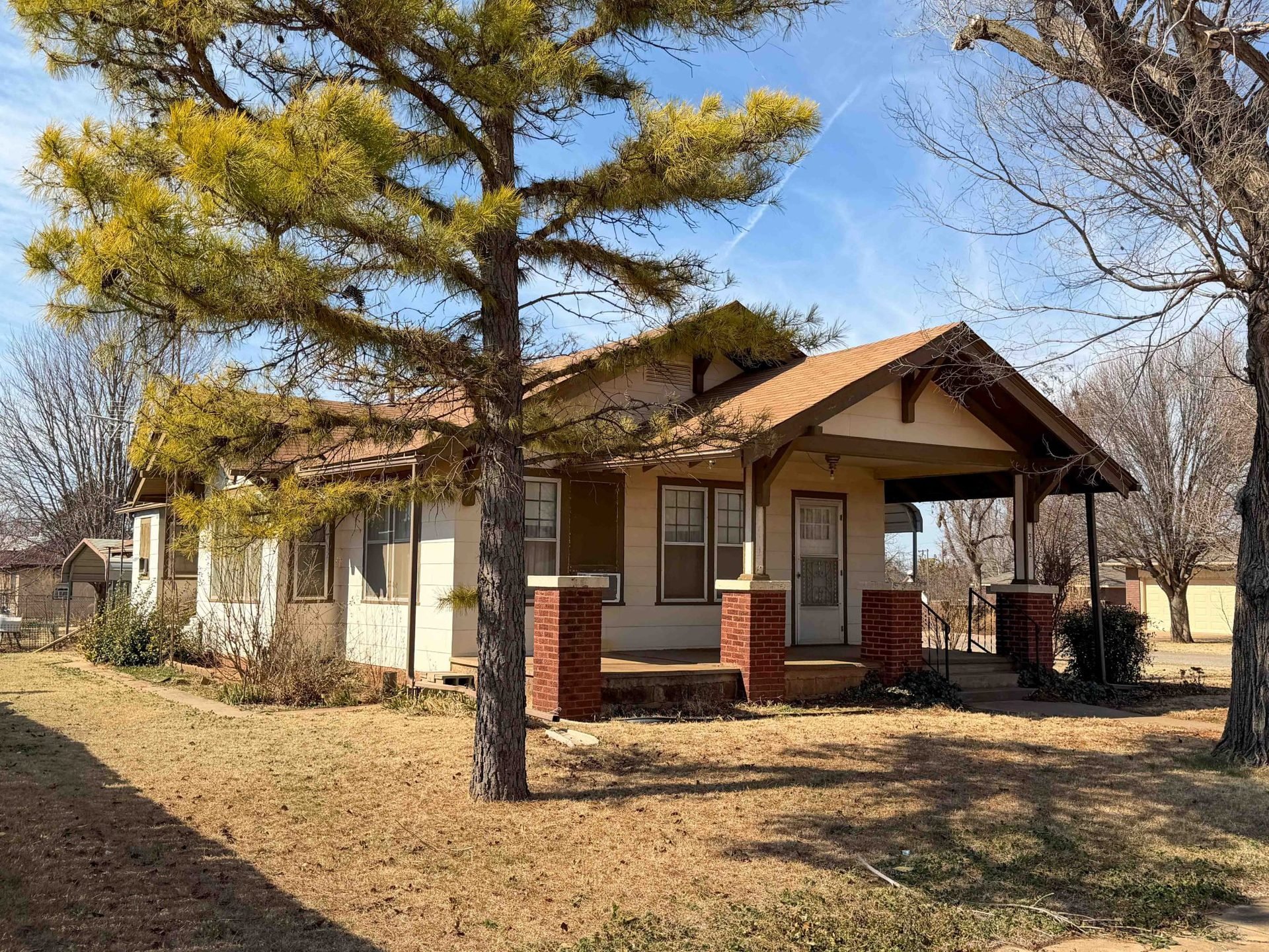 3/9 302 S MAIN ST WAUKOMIS OK * 1, 017± SQ.FT. HOME * 2 BEDROOMS 1 BATH-ROOM * SHEDS Appliances- Quilts - Collectibles- Kitchenware - Cast Iron