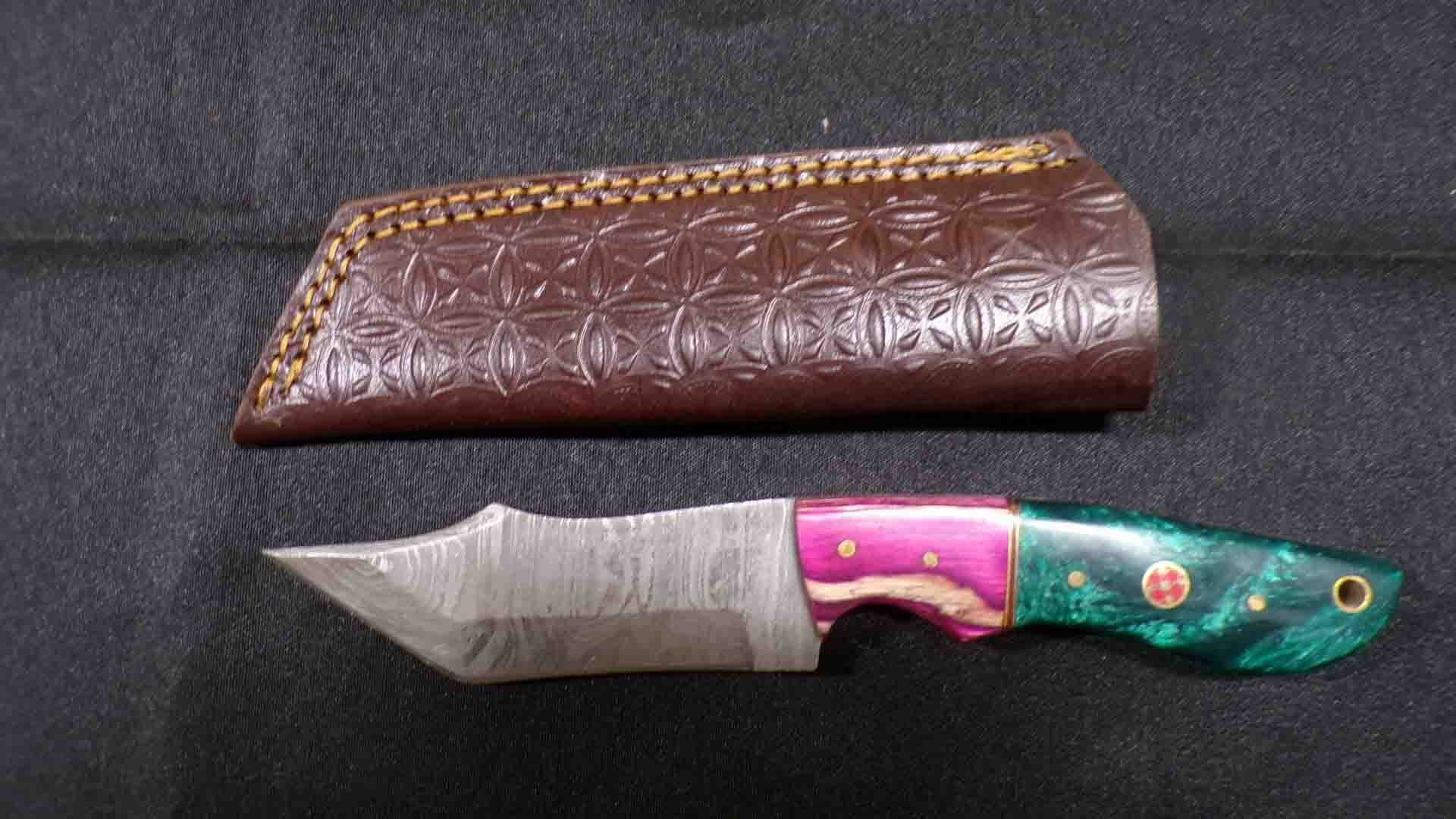 4/1 Damascus Steel – Pocket Knives – Cleavers – Serrated Blades- Daggers – Ulu – Key Chain Knives – Fixed Blades – Leather Sheaths