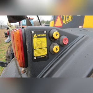 JCB 3220 Fastrac Smooth Shift, 540/65 R 30 tires, 3 pt, 1000 pto, 1977 hrs, front wts, 4 hyd remotes, air, buddy seat