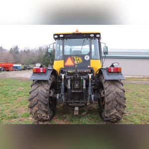 JCB 3220 Fastrac Smooth Shift, 540/65 R 30 tires, 3 pt, 1000 pto, 1977 hrs, front wts, 4 hyd remotes, air, buddy seat