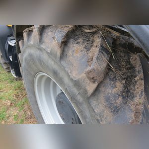 JCB 3220 Fastrac Smooth Shift, 540/65 R 30 tires, 3 pt, 1000 pto, 1977 hrs, front wts, 4 hyd remotes, air, buddy seat