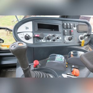 JCB 3220 Fastrac Smooth Shift, 540/65 R 30 tires, 3 pt, 1000 pto, 1977 hrs, front wts, 4 hyd remotes, air, buddy seat