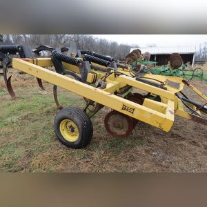 Landoll 1700 7-shank disc chisel, hyd raise