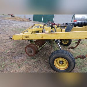 Landoll 1700 7-shank disc chisel, hyd raise