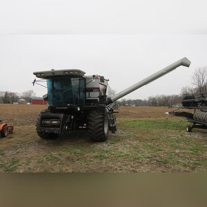 2001 Gleaner R-62 combine, 30.5 L 32 tires, 2919 hrs, 1955 separator hrs, lateral tilt, SN R62-HK62217