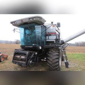 2001 Gleaner R-62 combine, 30.5 L 32 tires, 2919 hrs, 1955 separator hrs, lateral tilt, SN R62-HK62217