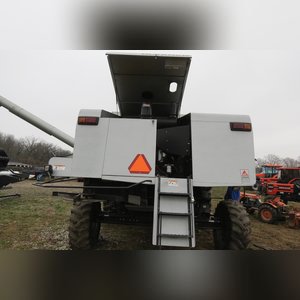 2001 Gleaner R-62 combine, 30.5 L 32 tires, 2919 hrs, 1955 separator hrs, lateral tilt, SN R62-HK62217