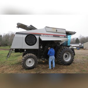 2001 Gleaner R-62 combine, 30.5 L 32 tires, 2919 hrs, 1955 separator hrs, lateral tilt, SN R62-HK62217