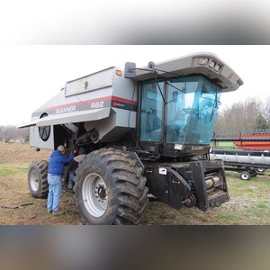 2001 Gleaner R-62 combine, 30.5 L 32 tires, 2919 hrs, 1955 separator hrs, lateral tilt, SN R62-HK62217