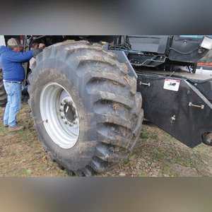 2001 Gleaner R-62 combine, 30.5 L 32 tires, 2919 hrs, 1955 separator hrs, lateral tilt, SN R62-HK62217