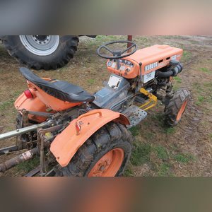 Kubota B 7100 tractor, MFWD, 8-16 rear tires, 6-12 front tires, 540 pto, 986 hrs