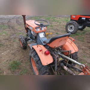 Kubota B 7100 tractor, MFWD, 8-16 rear tires, 6-12 front tires, 540 pto, 986 hrs
