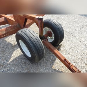 Donahue 12-round bale carrier w/ front dolly