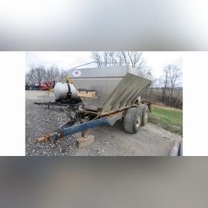 Newton Crouch 8-ton SS fertilizer/lime spreader, tandem axle, double spinner, hydraulic drive