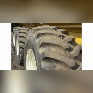 Balzer 1325 grain cart, steerable tri-axle, 30.5L-32 floater tires, 24â? auger, 1000 PTO, rear camera, tarp, SN GL2421313S305STB