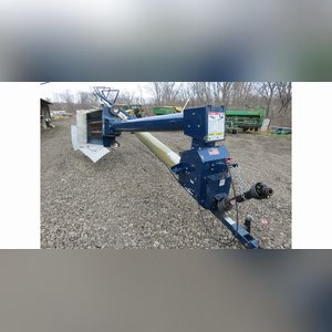 Harvest International auger, 10â?x72â??, swing away, hydraulic raise, 540 PTO (like new)