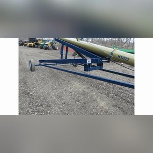 Harvest International auger, 10â?x72â??, swing away, hydraulic raise, 540 PTO (like new)