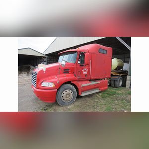 2001 Mack Vision 460 semi, auto, sleeper, wet kit, 871,287 mi., SN 1M1AE07Y81W006032