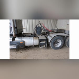 1990 Kenworth semi, 10-speed, day cab, wet kit, 620,285 mi., SN 1XKADB9X7L1545071