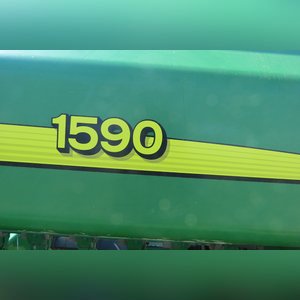 JD 2007 1590 Drill: 15â?? grain drill w/ yetter markers, SN#N01590X720411