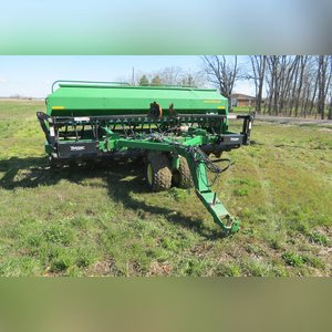 JD 2007 1590 Drill: 15â?? grain drill w/ yetter markers, SN#N01590X720411