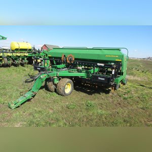 JD 2007 1590 Drill: 15â?? grain drill w/ yetter markers, SN#N01590X720411