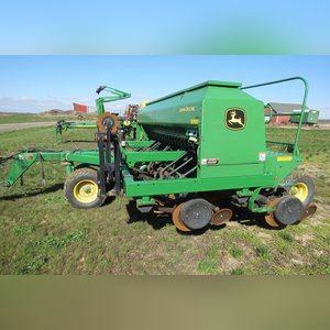 JD 2007 1590 Drill: 15â?? grain drill w/ yetter markers, SN#N01590X720411