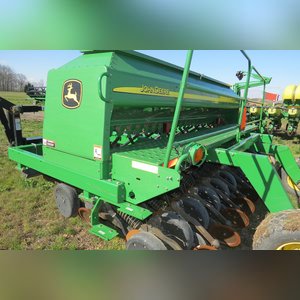 JD 2007 1590 Drill: 15â?? grain drill w/ yetter markers, SN#N01590X720411