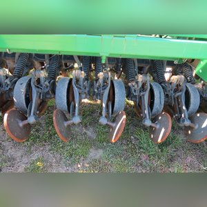 JD 2007 1590 Drill: 15â?? grain drill w/ yetter markers, SN#N01590X720411