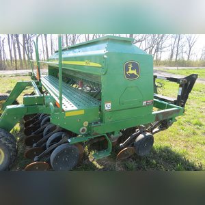 JD 2007 1590 Drill: 15â?? grain drill w/ yetter markers, SN#N01590X720411