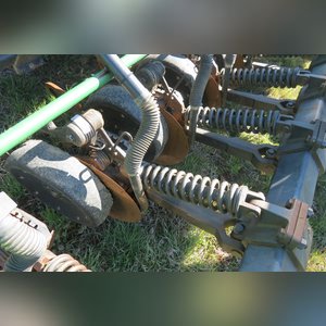 JD 2007 1590 Drill: 15â?? grain drill w/ yetter markers, SN#N01590X720411