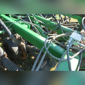 JD 2007 1590 Drill: 15â?? grain drill w/ yetter markers, SN#N01590X720411